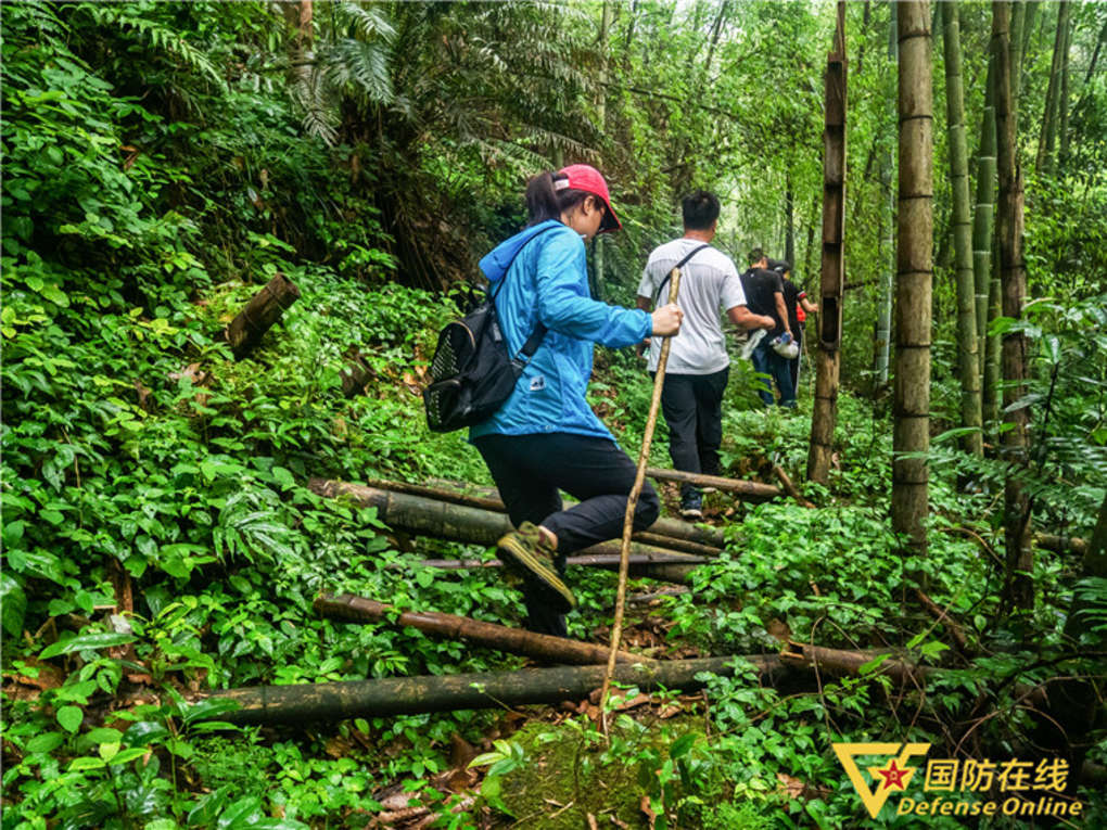 记者再走长征路草原,翻越老山界的过程详细