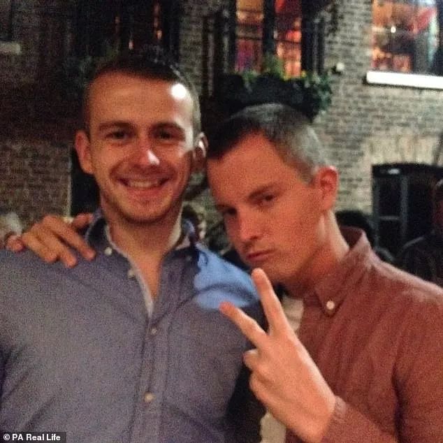 戴隐形眼镜眼睛长虫有什么症状,戴隐形眼镜把眼角膜磨坏了