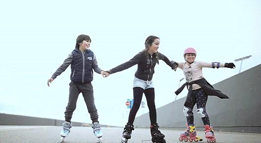 小孩学轮滑有什么好处,孩子学轮滑的好处