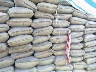 一捏就碎的水泥盖校舍，如此“合格”怎能不让人害怕