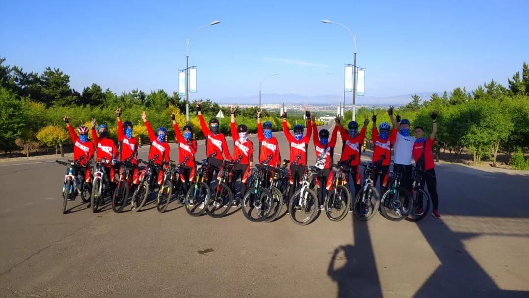 校领导紧张，家长被气住院……80后教师为何坚持带毕业生骑行1800公里|精选