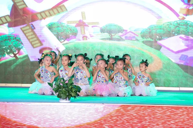 辉煌70载，娃娃送华章——我区举行喜迎建国七十周年消夏晚会