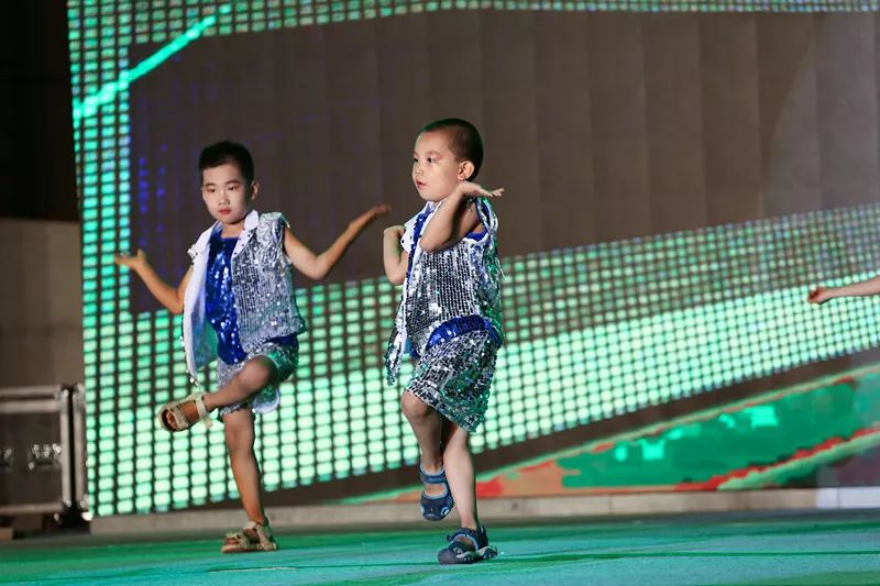 辉煌70载，娃娃送华章——我区举行喜迎建国七十周年消夏晚会