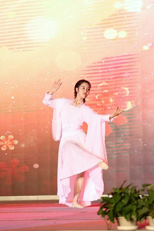 辉煌70载，娃娃送华章——我区举行喜迎建国七十周年消夏晚会