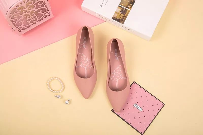 别再说雨鞋捂脚又显丑!有了它,增高显腿长!我天天盼着下雨