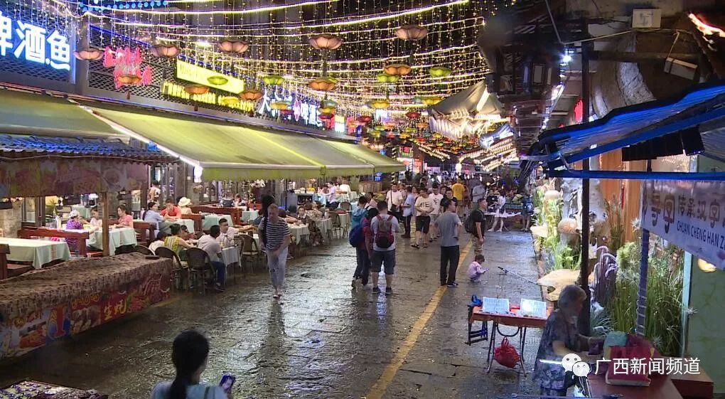 被洪水淹没的阳朔,暴雨过后的阳朔西街