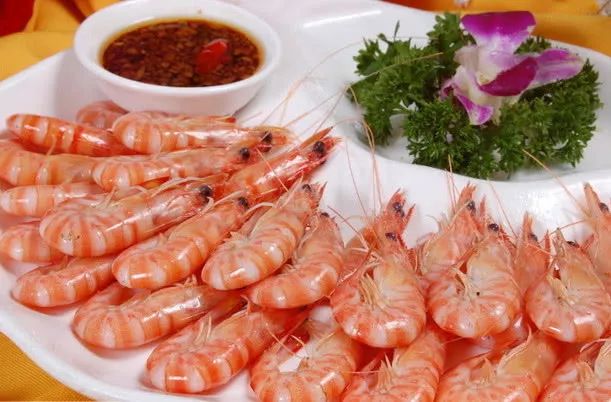 鲜虾水煮几分钟才好,鲜虾做之前要把虾煮熟吗