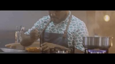 为了卖泡面这家公司拉着全体员工在电视机前鞠躬，结果卖得更好了