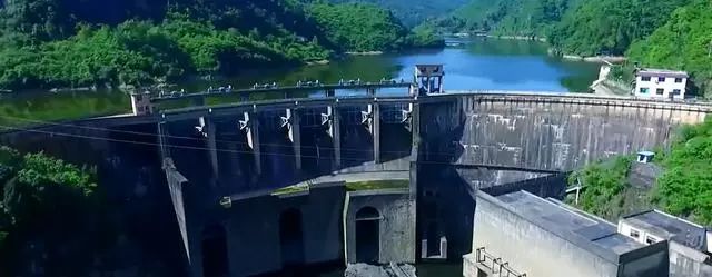 周末陪家人游大自然,周末陪家人到郊外游玩