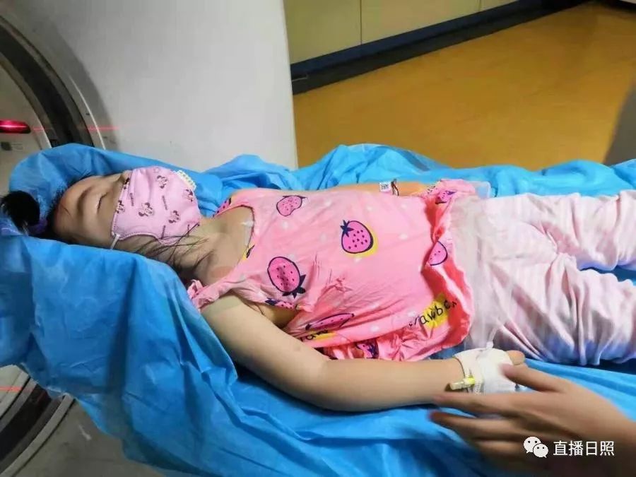 两岁宝宝腿磕青了,2岁宝宝腿磕了一下走路一瘸一拐