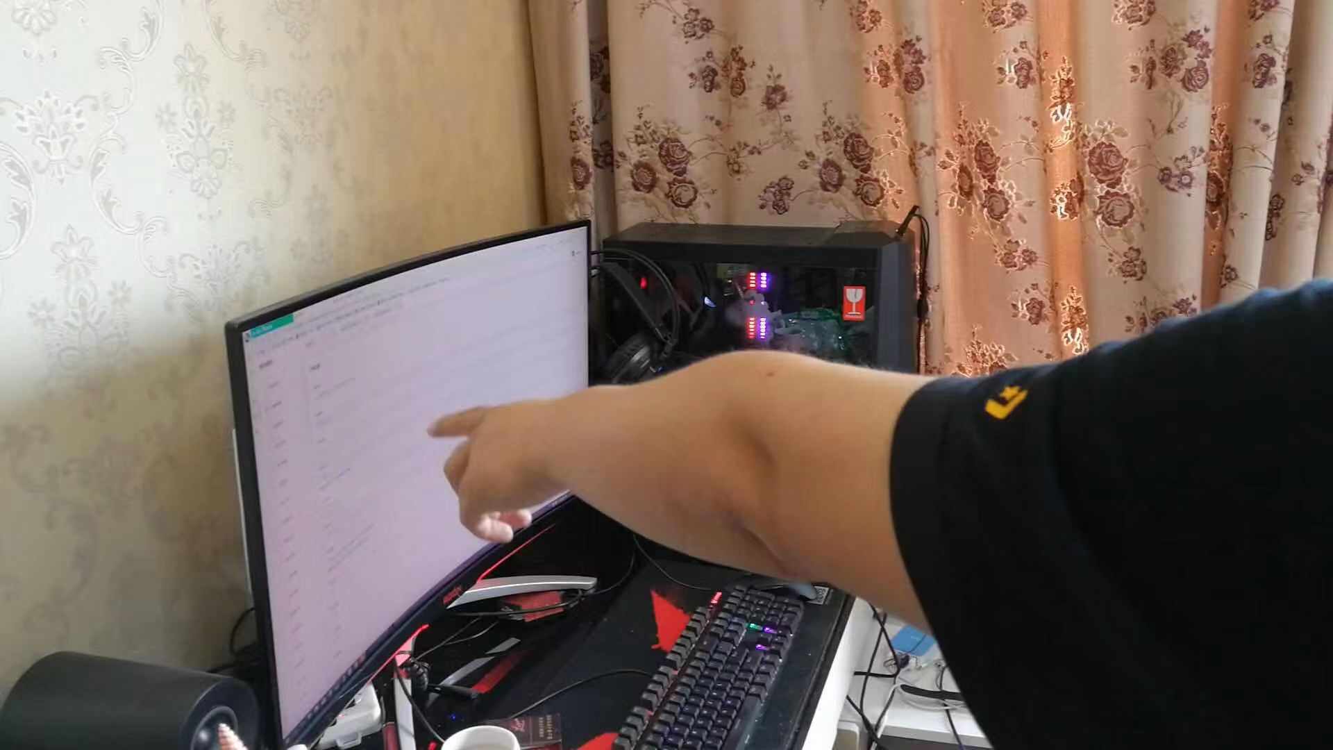 团伙自制批量操作软件，3个月点赞转发微博1亿次被抓