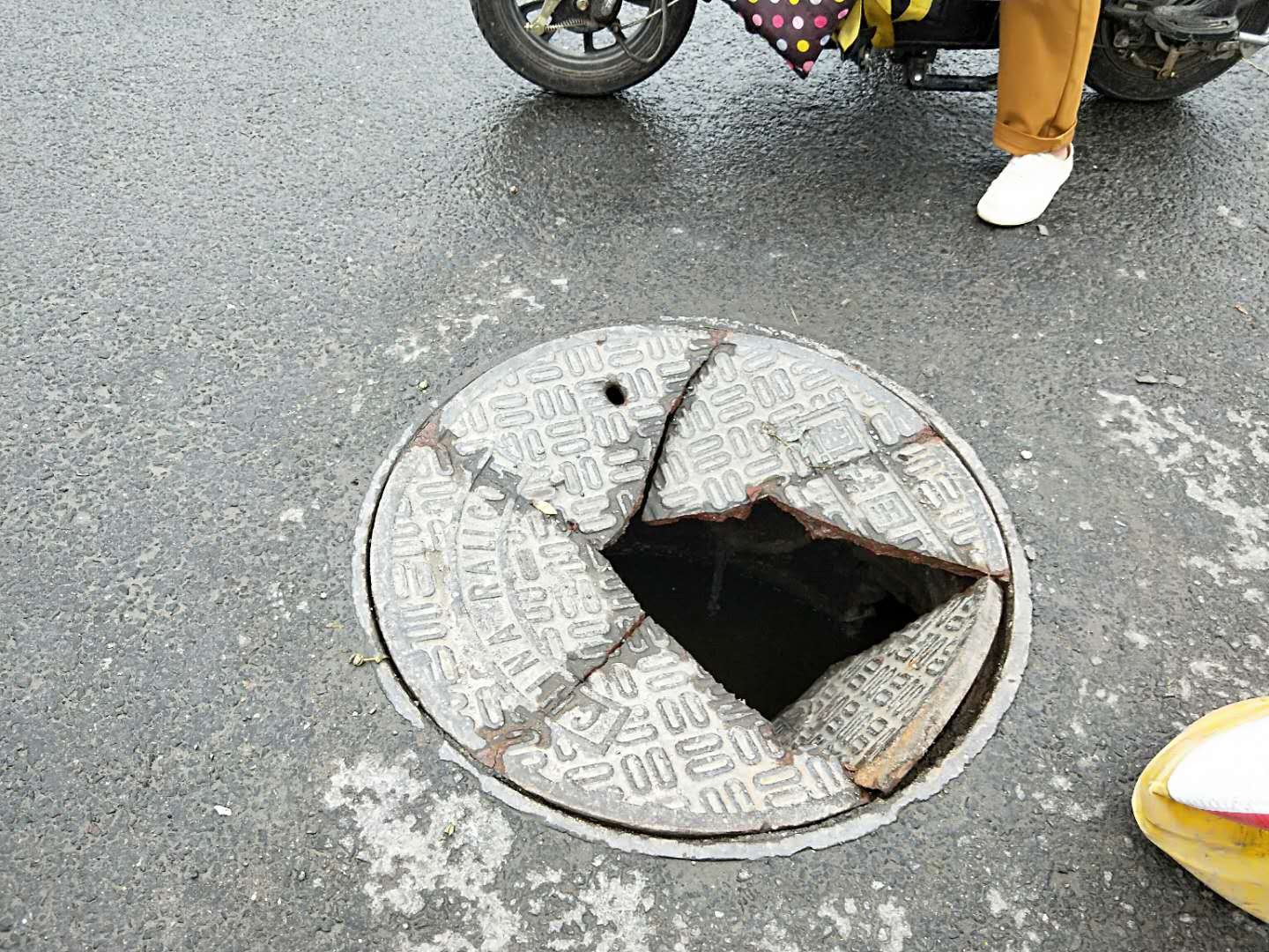 道路养护昼伏夜出静音井盖在济南“上岗”了