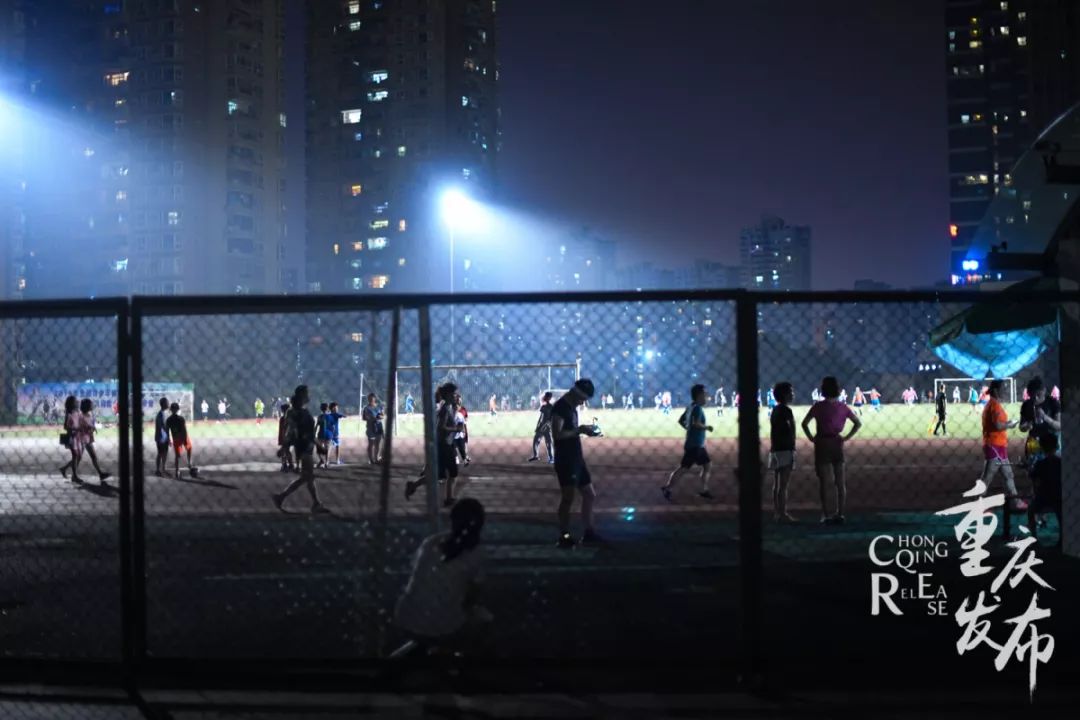 山城重庆夜晚如此宁静而美丽,夜晚的重庆格外迷人