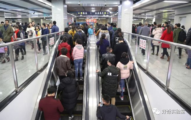 电梯扶手为什么比电梯快,电梯的扶手为什么比脚下站的要快