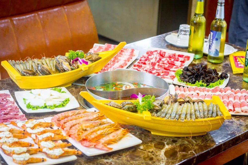 1元/只海白虾,2.8元/只鲍鱼,3.8元/只碳烤生蚝!啤酒喝一瓶还送一瓶!这家人气平价海鲜火锅老店让你嗨翻整个今夏