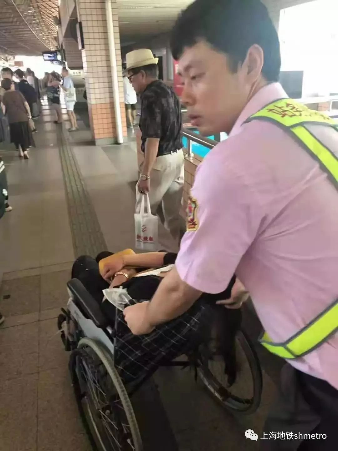 地铁乘客晕倒暖心一幕,女乘客地铁突然晕倒众人暖心相助