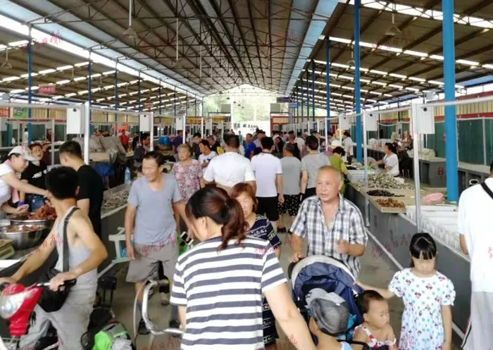 果然是金字招牌!红利市场新址今天开张很火爆,新老顾客盈门