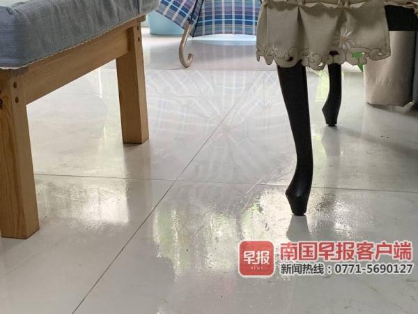 南宁一女士家中地板“冒汗”不止堪比回南天