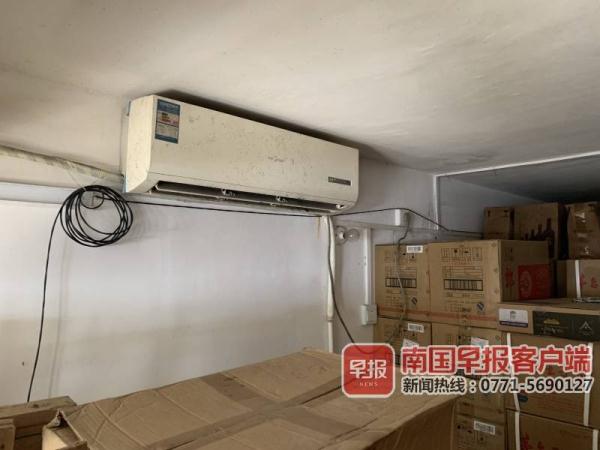 南宁一女士家中地板“冒汗”不止堪比回南天