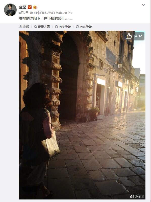 51岁金星意大利度假,穿开叉裙性感妩媚,脖子引起了所有人的注意