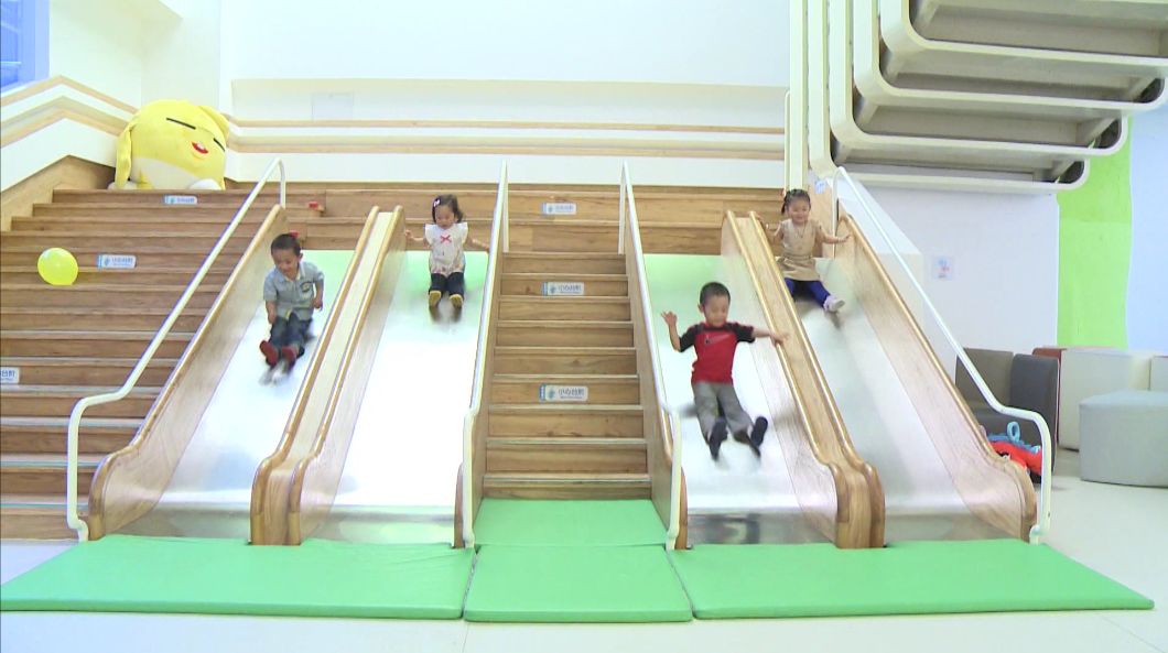 娃认生只要妈妈抱怎么办,宝宝只粘妈妈怎么办