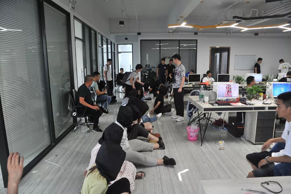 人人日进斗金的“炒原油”微信群，“股神”一人扮演十角诈骗