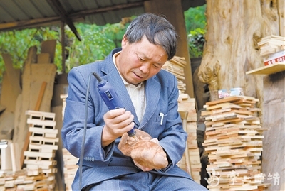 杨小国：一刻一凿根石变身艺术品