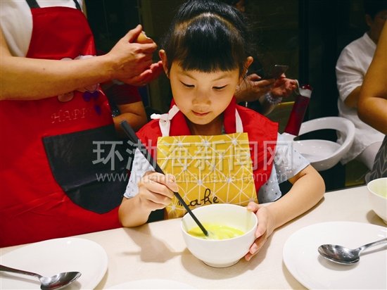 第三期“小记者变身小厨师”有爱的营养早餐惊艳全家