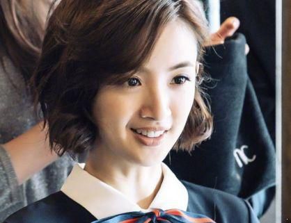 大圆脸超适合的发型既减龄又好看,圆脸适合什么样的发型显得有气质