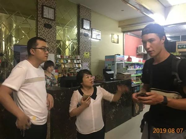 外国人在汽车站迷路民警交警救助,游客外出迷路民警暖心将其送回