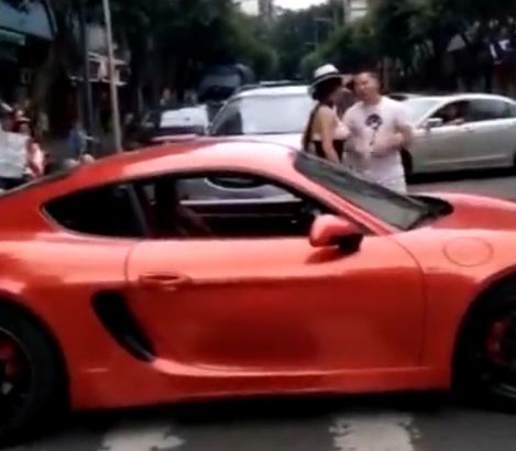 保时捷女车主丈夫被免职,保时捷女司机丈夫确认为所长