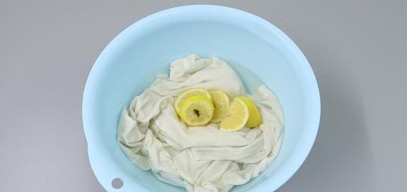 彩色衣服发黄怎么清洗小妙招,衣服放的时间长了发黄怎样清洗