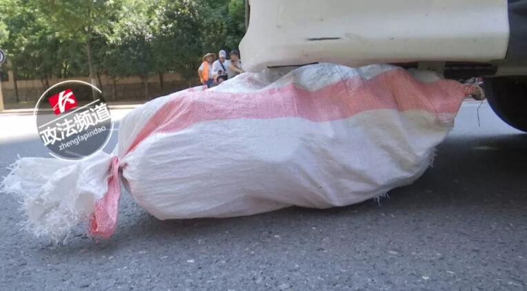 厦门老人过马路被撞身亡,74岁老太躺道闸下被撞身亡后续