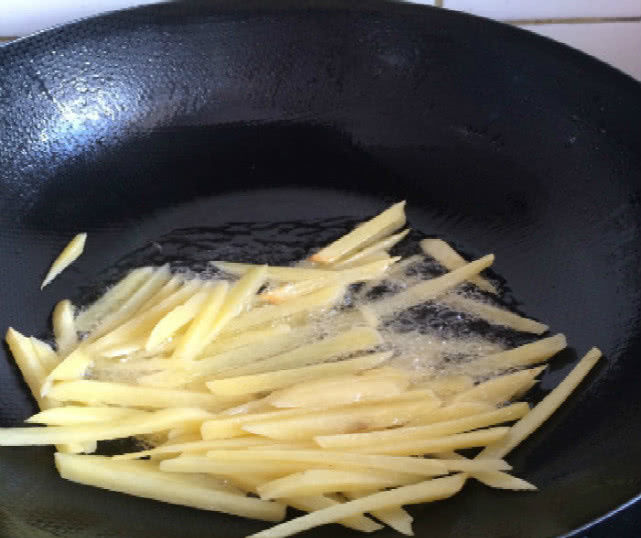 如何炸薯条能让薯条金黄酥脆,炸薯条不回软的正确做法