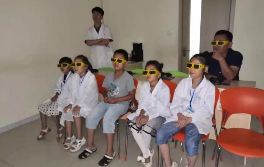 昨天，莱州这家视力中心挤进了一群“眼科医生”……