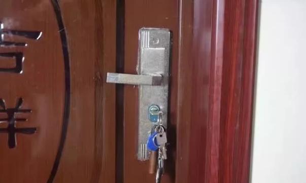 晚上睡觉前记得在门把手挂条毛巾,钥匙插在门上忘了拔有什么后果