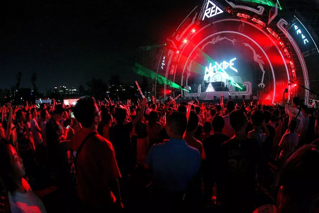 一场狂欢盛会，让成都人记住什么叫做五光十色、安逸好耍的“豆瓣红”