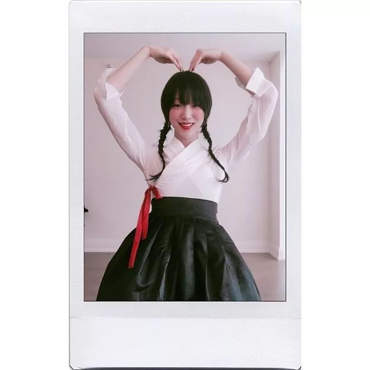 比起穿黑婚纱结婚，她们还可以更酷