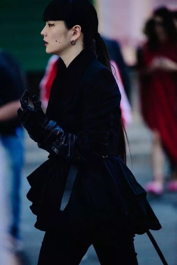 想和任何人都保持距离,想跟一个人保持距离