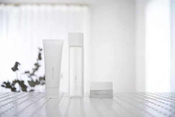 海信和tcl最新款电视对比,消费品新品发布会