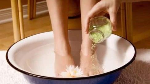 注意这三类人泡脚不是养生是伤身,泡脚有哪四种人不适合