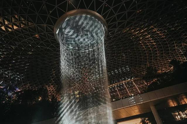 新加坡最美的机场有什么好玩的,新加坡机场免费观光之旅