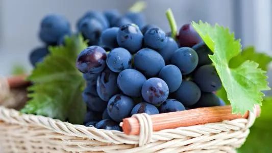 葡萄上有黑点洗不掉是咋回事,葡萄上有白霜怎么能洗掉