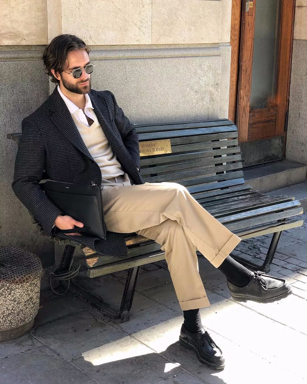 没机会参与严肃社交的男人，当然不会在乎自己的包是否体面｜基本款