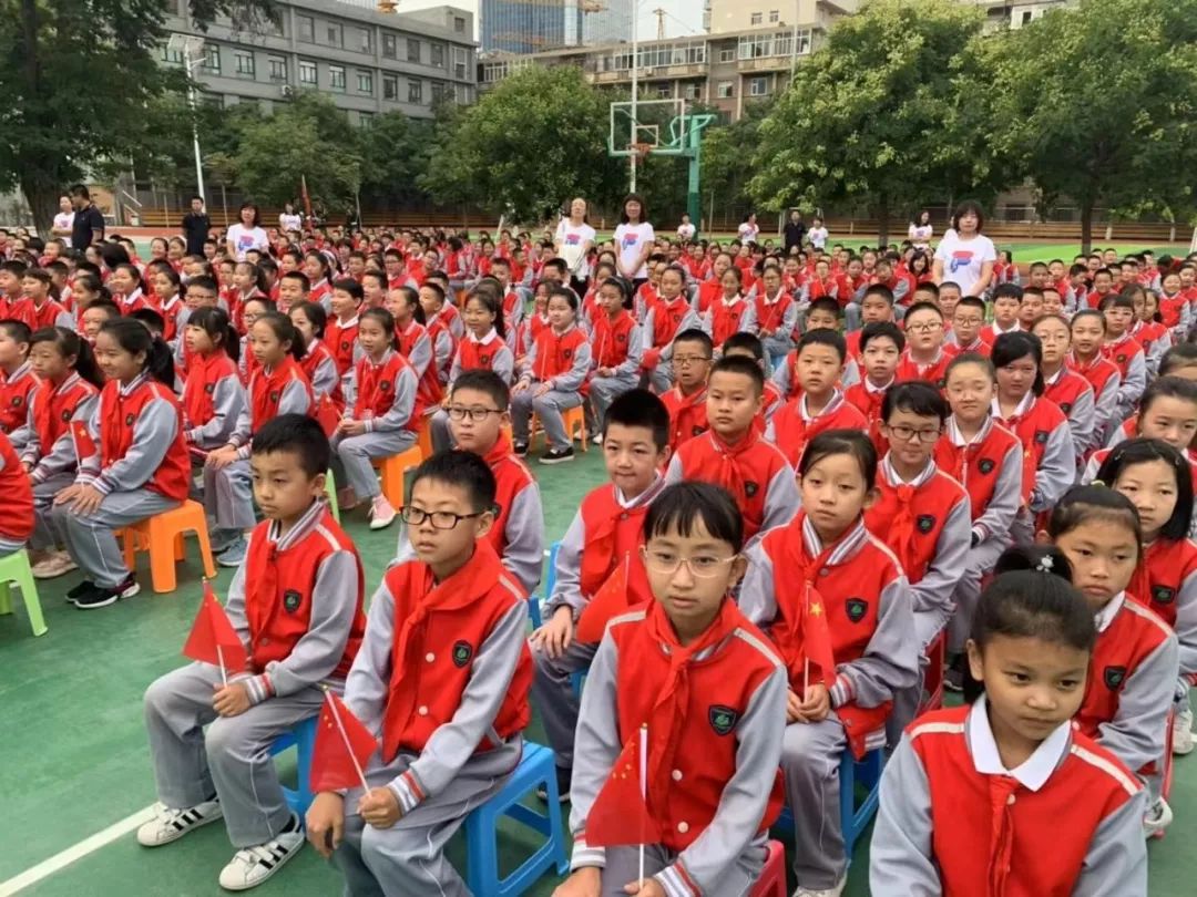 兰州各小学开学,开学第一天学校热烈迎接学生进校