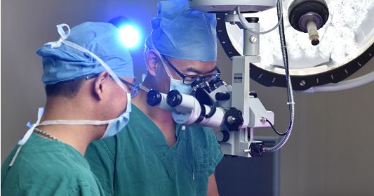 眼球被钉子刺穿,看着就痛工人不慎被钢筋刺入面部