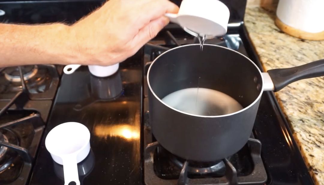 你吃的硬糖都是玻璃，所以能做成迷惑科学家400年的超硬玩具