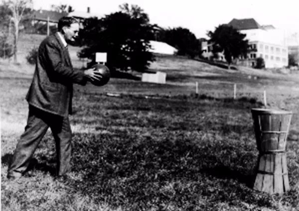 蝌蚪电台|万万没想到！最早的篮球筐居然有底