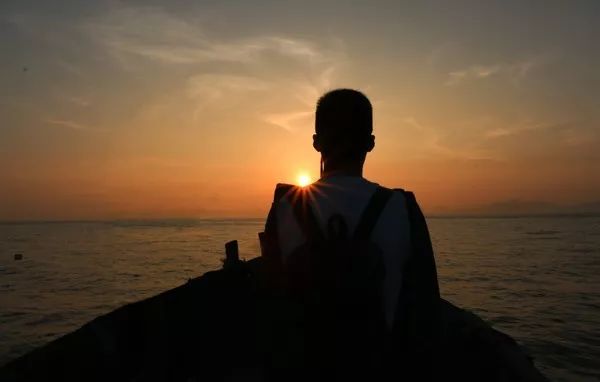 十岁男孩痛哭父亲,7岁男童不幸遇难父亲悲痛欲绝