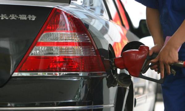 重踩油门省油还是轻踩油门省油,开车如何踩油门车速才能保持平稳